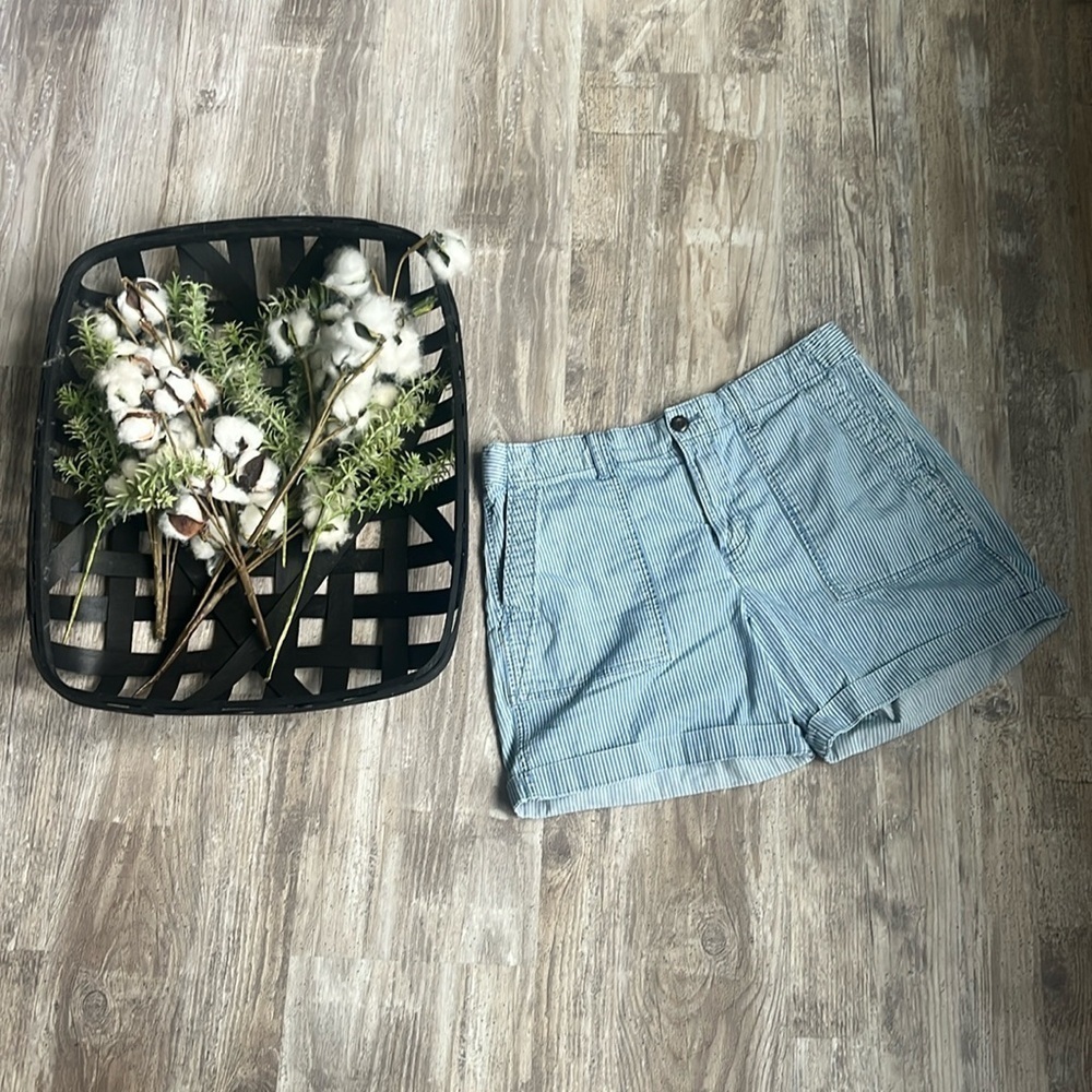 GAP Women’s Blue White Pin Strip Khaki Short Size 8